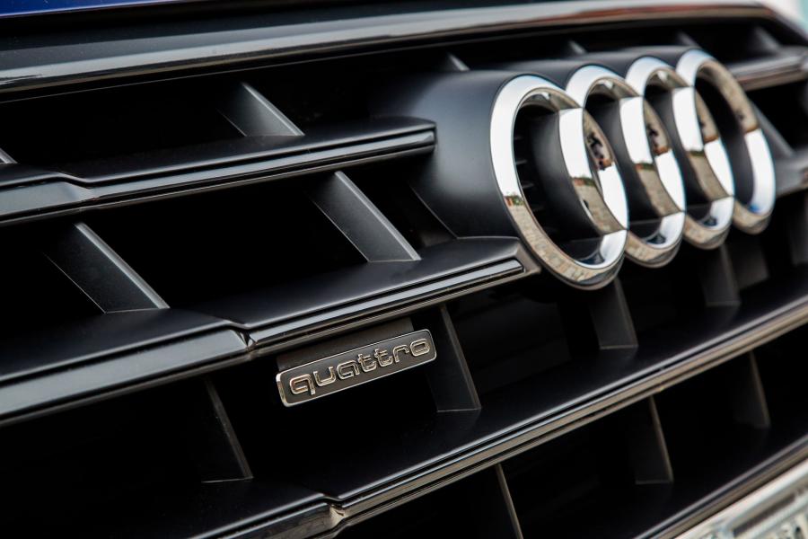 Логотип Audi Q5 TFSI Quattro 2017 года  (LA) (фото 19 из 23)
